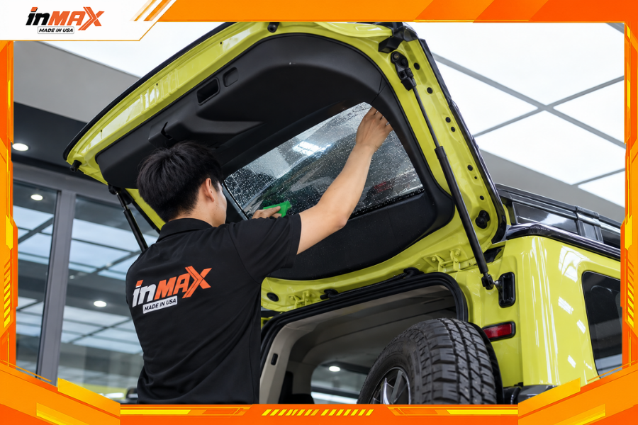 Dán phim cách nhiệt cho xe Suzuki Jimny vị trí kính hậu